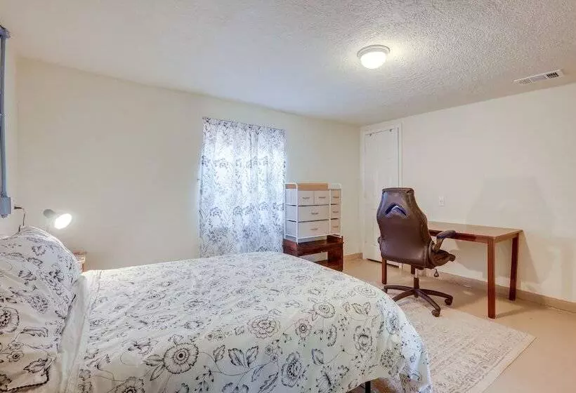 Pet Friendly Home Near Downtown Albuquerque!