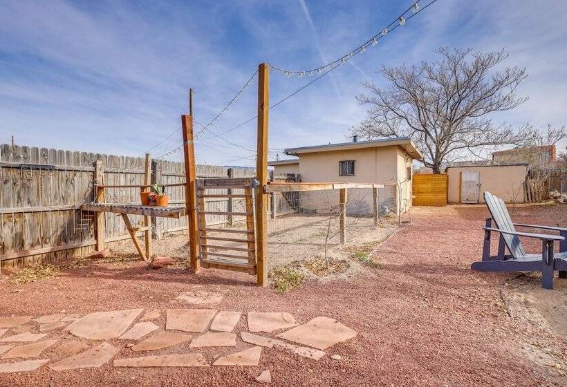 Pet Friendly Home Near Downtown Albuquerque!