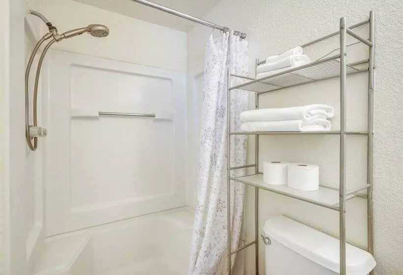 Pet Friendly Home Near Downtown Albuquerque!