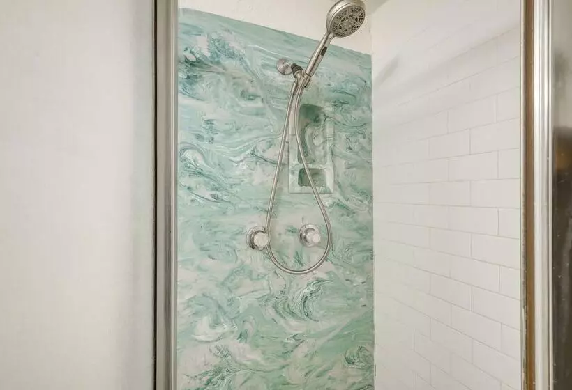 Pet Friendly Home Near Downtown Albuquerque!
