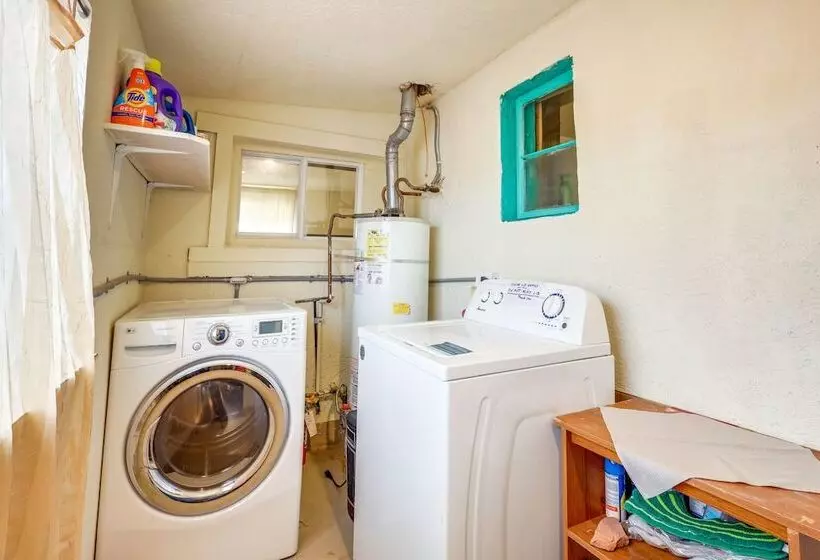 Pet Friendly Home Near Downtown Albuquerque!
