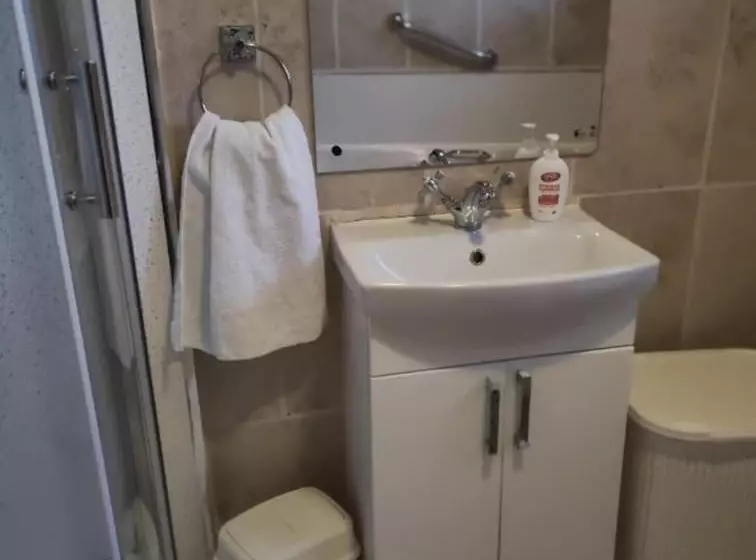 Residenssi Self Contained 2 Bedrooms House Free Parking