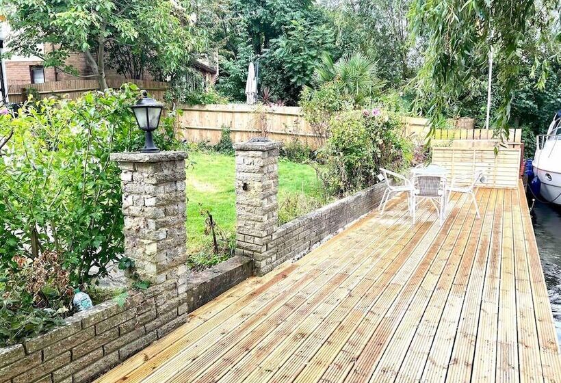 住所  Character Home By River Thames