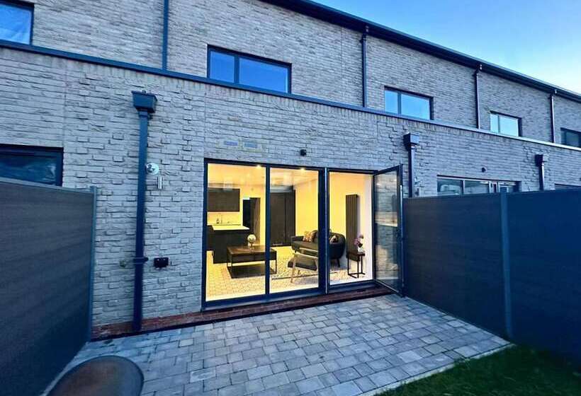 Rezydencja Immaculate 4 Bed House Near City Airport