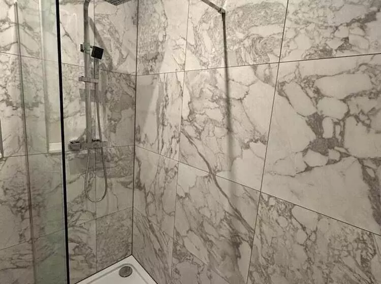 Residenssi Immaculate 4 Bed House Near City Airport