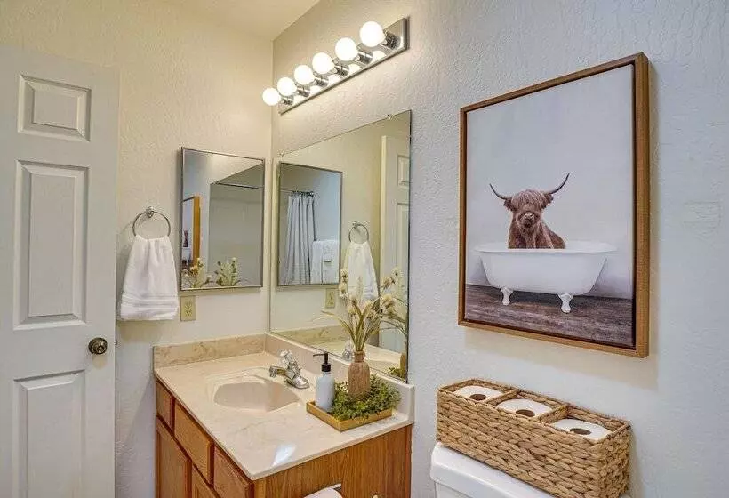 Thatcher Home W/ Fenced Backyard: 3 Mi To Downtown