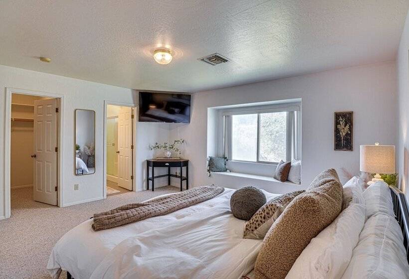 Thatcher Home W/ Fenced Backyard: 3 Mi To Downtown