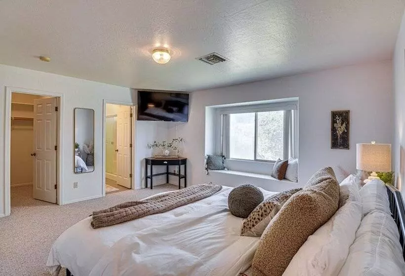 Thatcher Home W/ Fenced Backyard: 3 Mi To Downtown