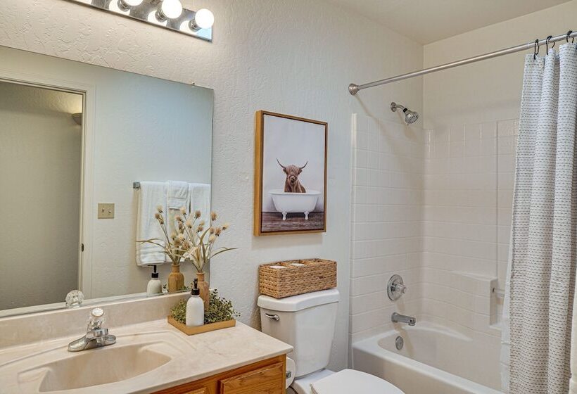 Thatcher Home W/ Fenced Backyard: 3 Mi To Downtown