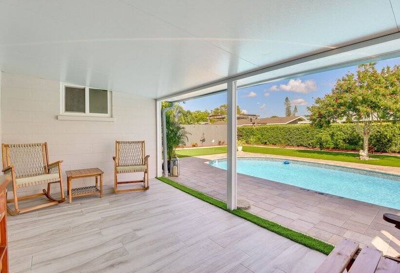 Bradenton Paradise: Pool, Patio & Putting Green!