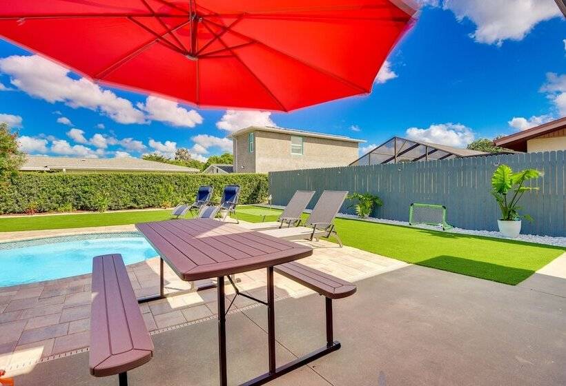 Bradenton Paradise: Pool, Patio & Putting Green!