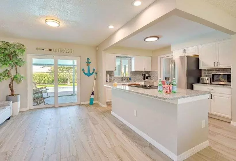 Bradenton Paradise: Pool, Patio & Putting Green!