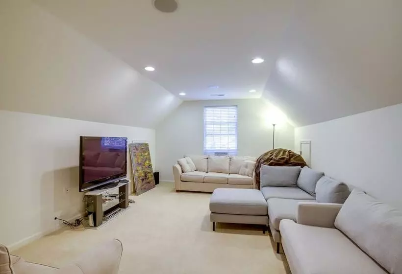 Bright Greenbackville Vacation Home W/ Game Room