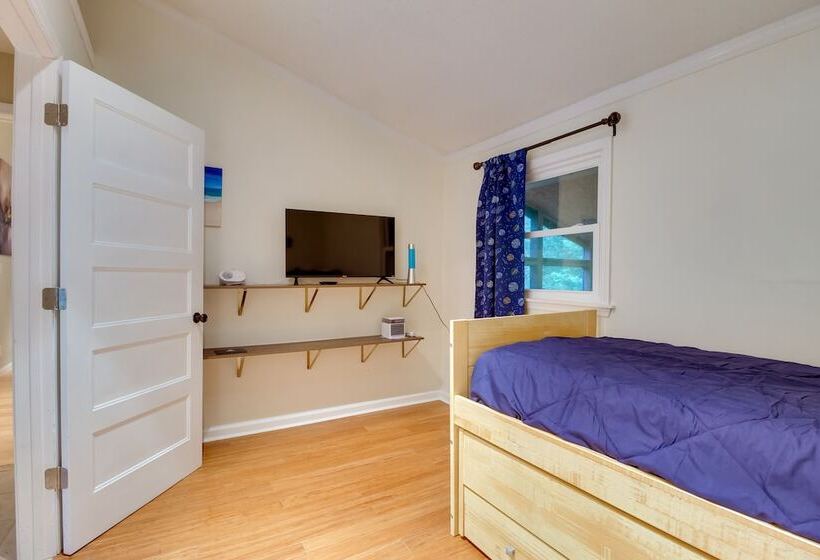 Bright Guyton Home W/ Private Yard & Hot Tub!