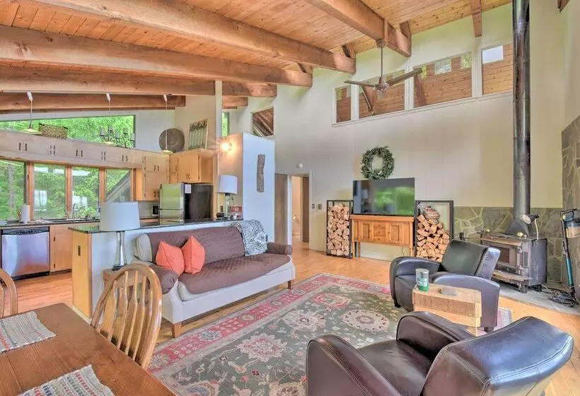 Cabin W/ Balcony & Mtn Views Near Sky Valley!
