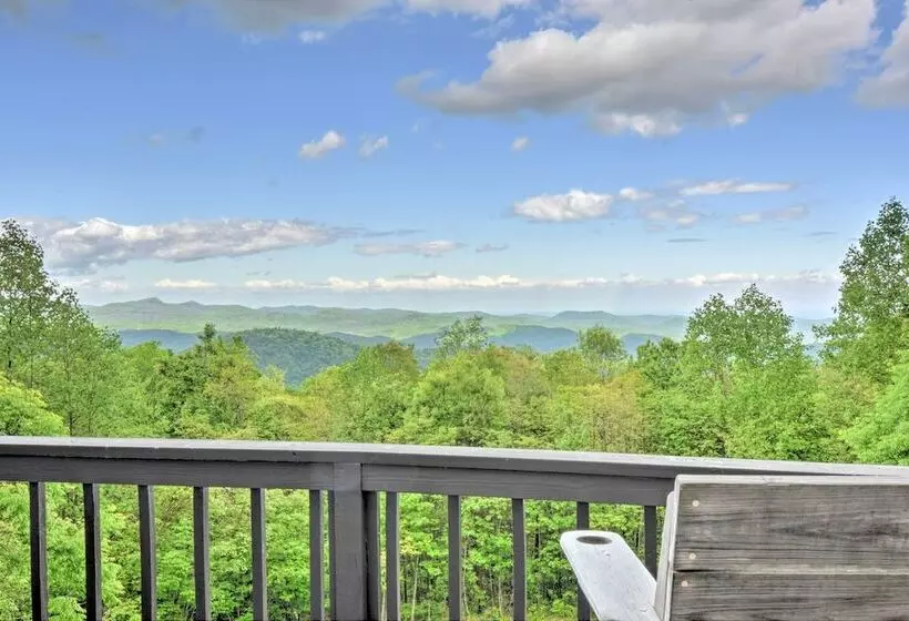 Cabin W/ Balcony & Mtn Views Near Sky Valley!