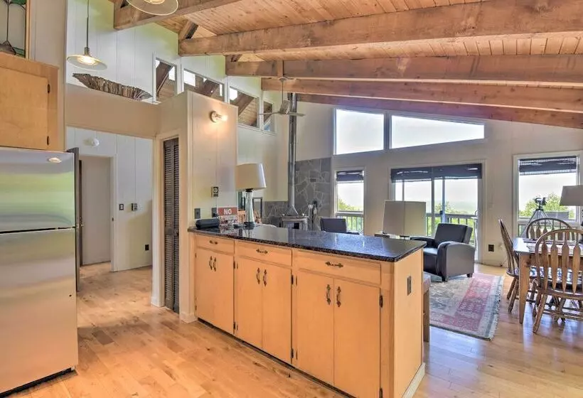 Cabin W/ Balcony & Mtn Views Near Sky Valley!