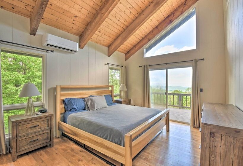 Cabin W/ Balcony & Mtn Views Near Sky Valley!