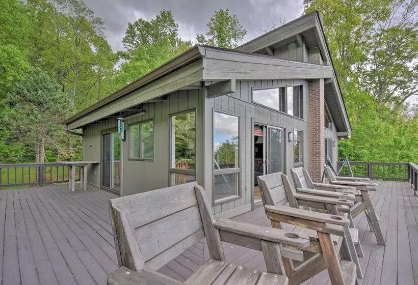 Cabin W/ Balcony & Mtn Views Near Sky Valley!