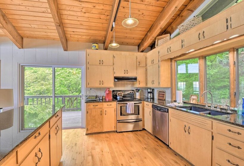 Cabin W/ Balcony & Mtn Views Near Sky Valley!