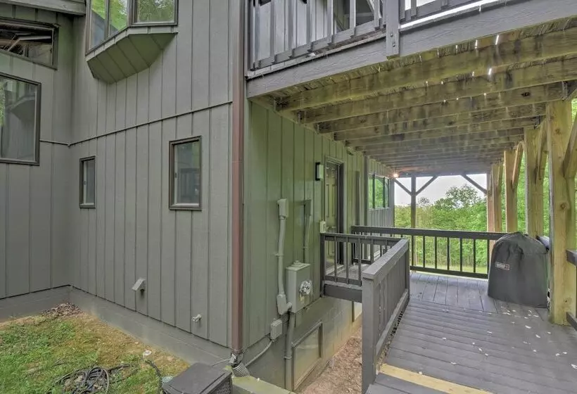 Cabin W/ Balcony & Mtn Views Near Sky Valley!