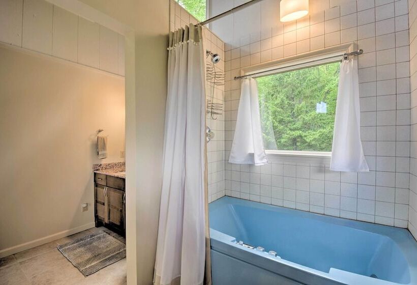 Cabin W/ Balcony & Mtn Views Near Sky Valley!