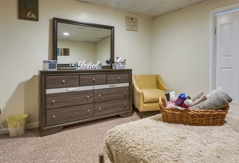 Canton Oasis: Private Deck & Relaxing Pool Area!