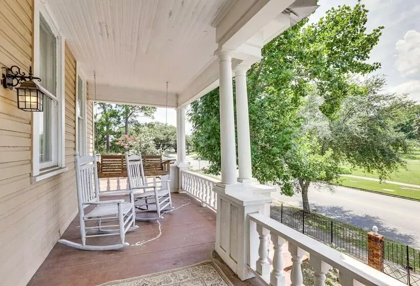 Central Albany Home With Covered Porch & Patio!
