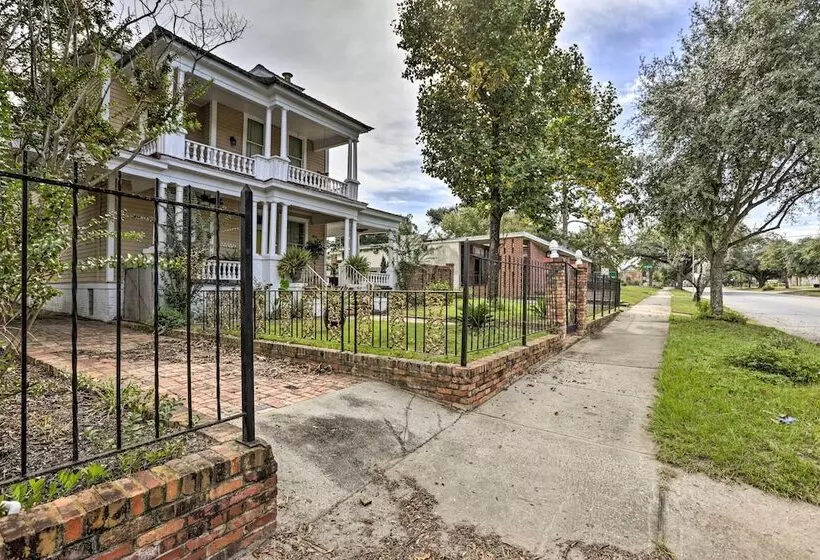 Central Albany Home With Covered Porch & Patio!