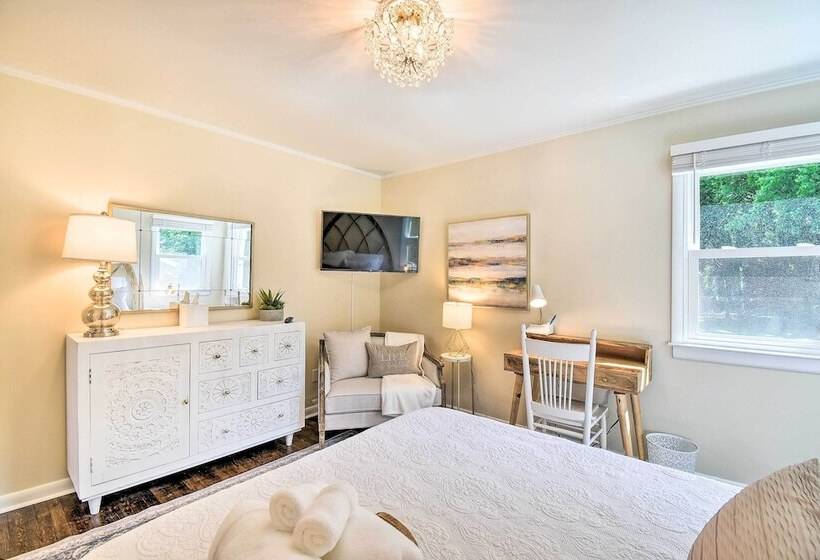 Charming Hampton Home W/ Yard: 2 Mi To Beach!