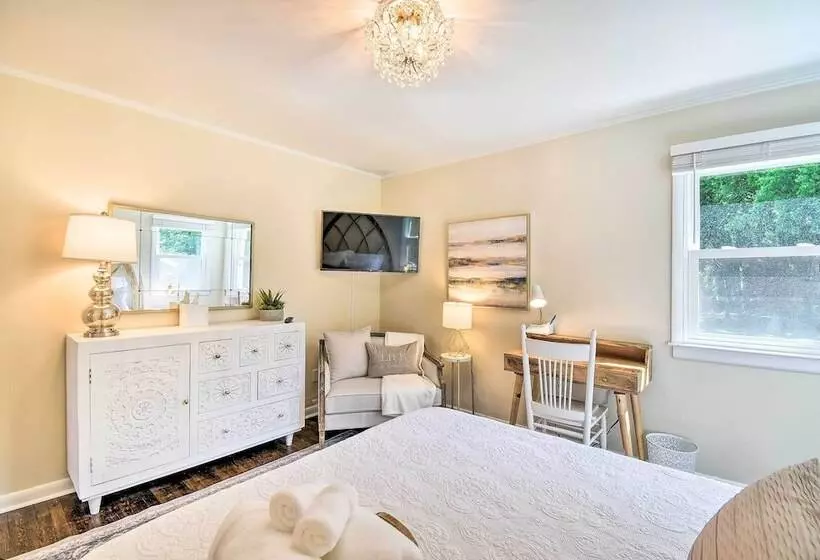 Charming Hampton Home W/ Yard: 2 Mi To Beach!