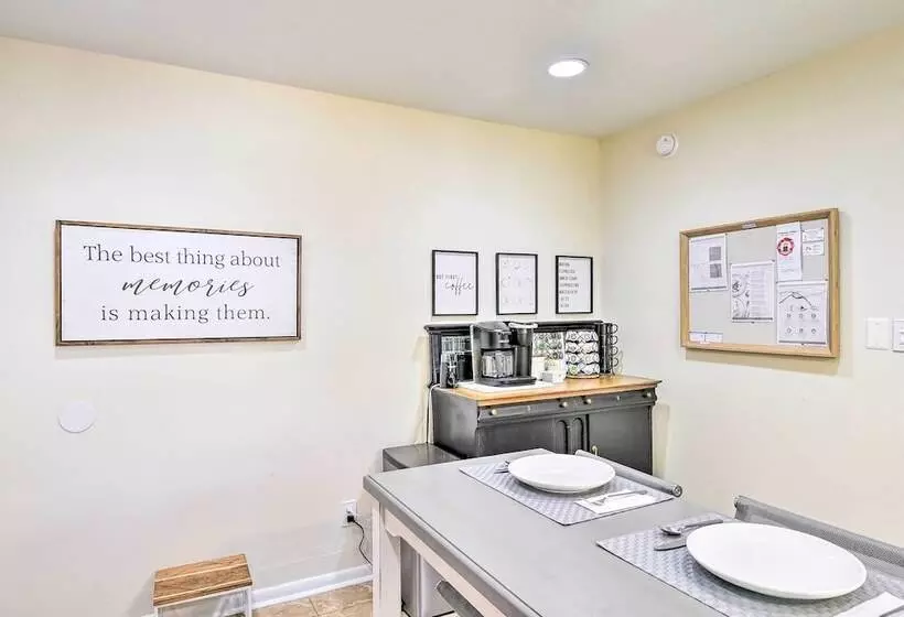 Charming Hampton Home W/ Yard: 2 Mi To Beach!