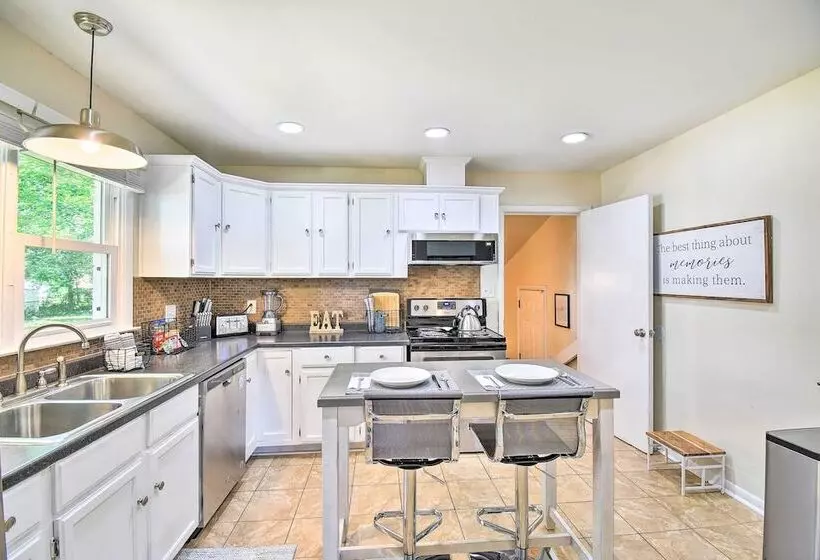 Charming Hampton Home W/ Yard: 2 Mi To Beach!