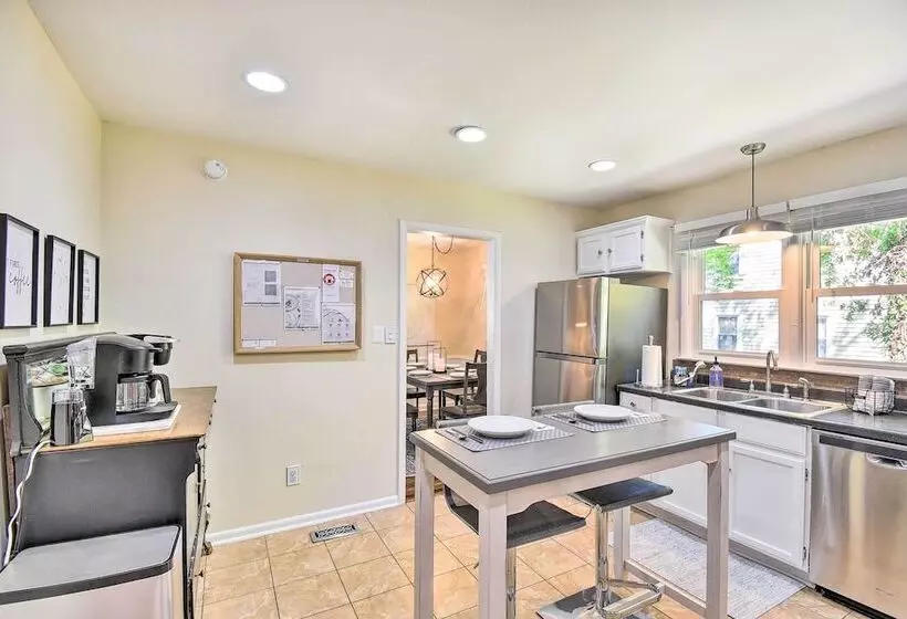 Charming Hampton Home W/ Yard: 2 Mi To Beach!