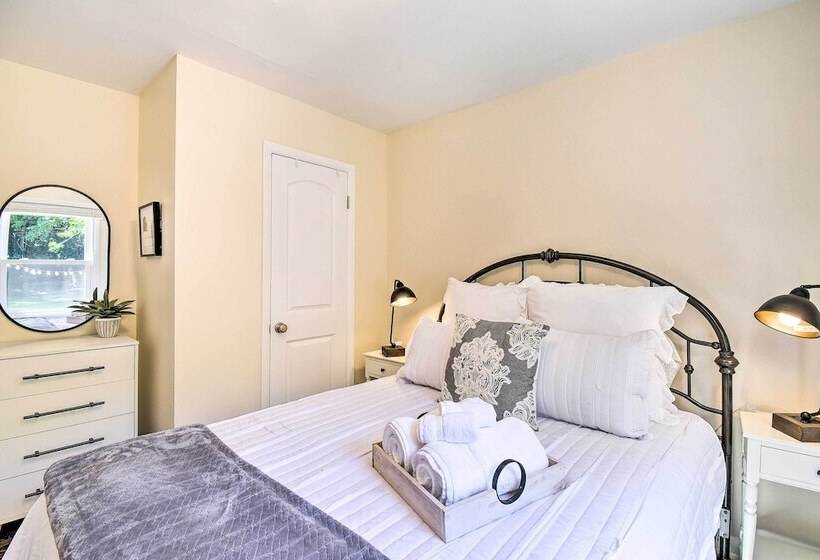 Charming Hampton Home W/ Yard: 2 Mi To Beach!