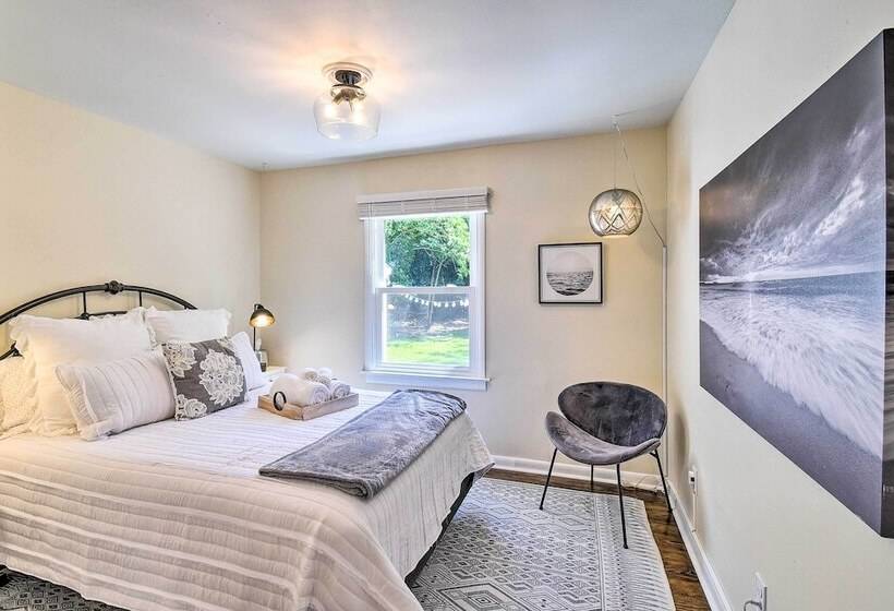 Charming Hampton Home W/ Yard: 2 Mi To Beach!