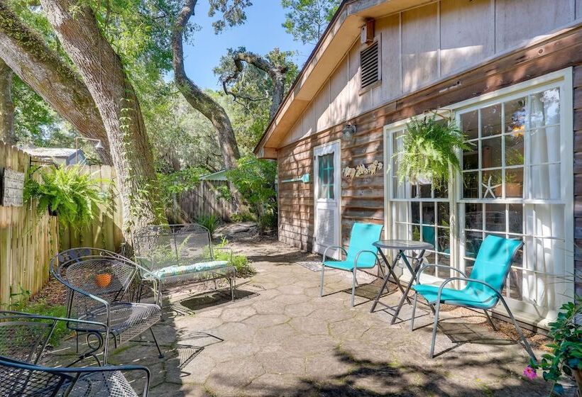 Cozy Coastal Cottage: Walk To Shops And Beach!