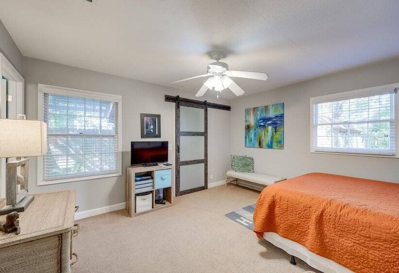 Cozy Coastal Cottage: Walk To Shops And Beach!