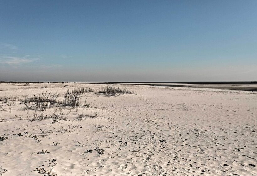 Cozy Coastal Cottage: Walk To Shops And Beach!