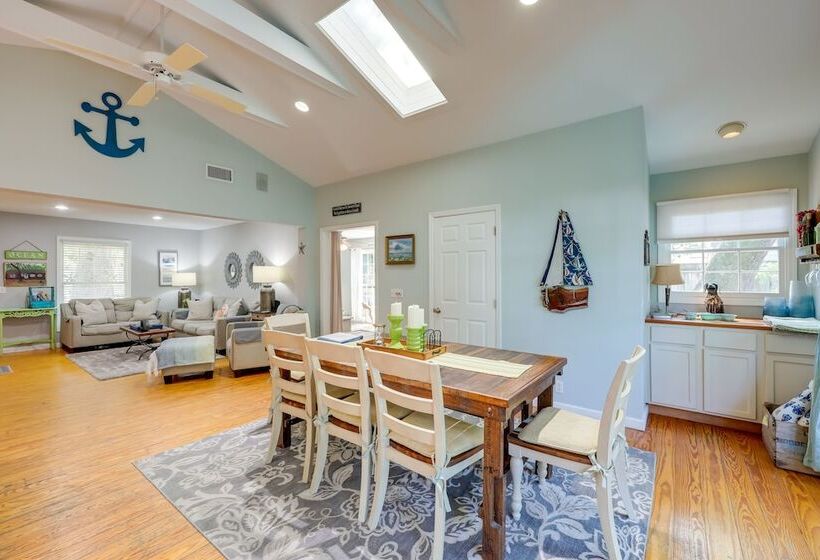 Cozy Coastal Cottage: Walk To Shops And Beach!