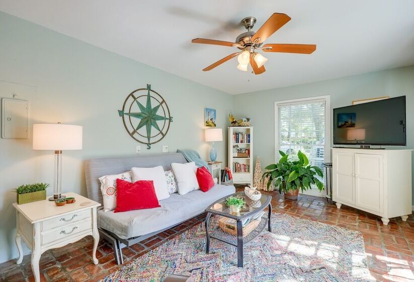 Cozy Coastal Cottage: Walk To Shops And Beach!