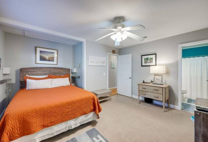 Cozy Coastal Cottage: Walk To Shops And Beach!