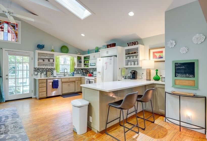 Cozy Coastal Cottage: Walk To Shops And Beach!