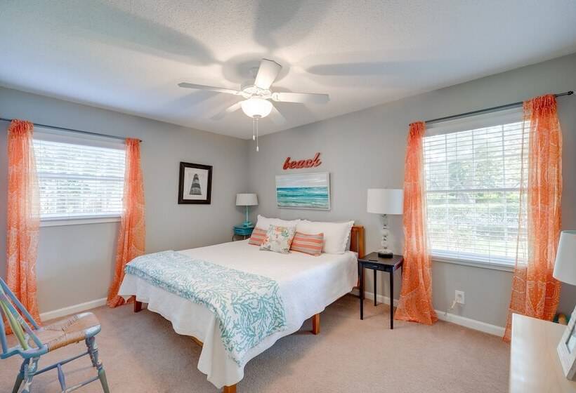 Cozy Coastal Cottage: Walk To Shops And Beach!