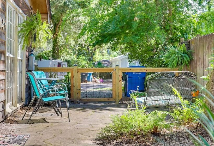 Cozy Coastal Cottage: Walk To Shops And Beach!