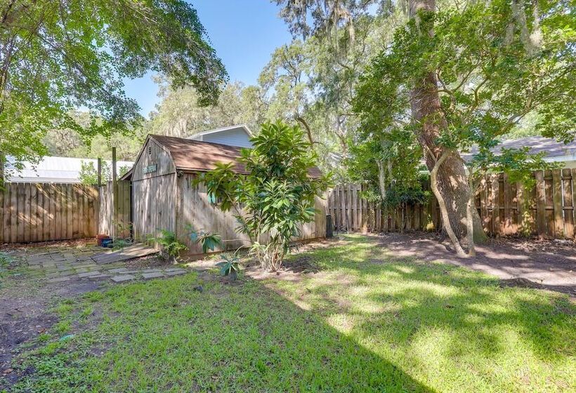 Cozy Coastal Cottage: Walk To Shops And Beach!