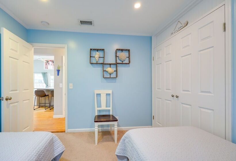 Cozy Coastal Cottage: Walk To Shops And Beach!