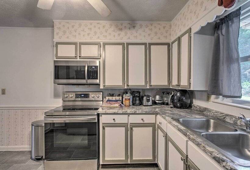 Cozy Waycross House W/ Yard & Screened Patio!