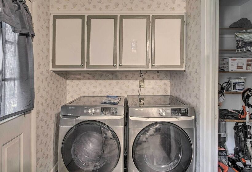 Cozy Waycross House W/ Yard & Screened Patio!