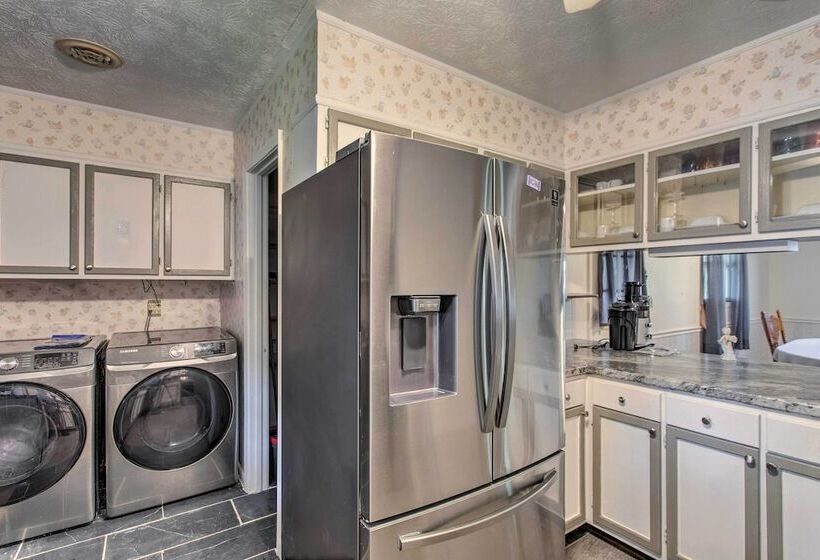 Cozy Waycross House W/ Yard & Screened Patio!